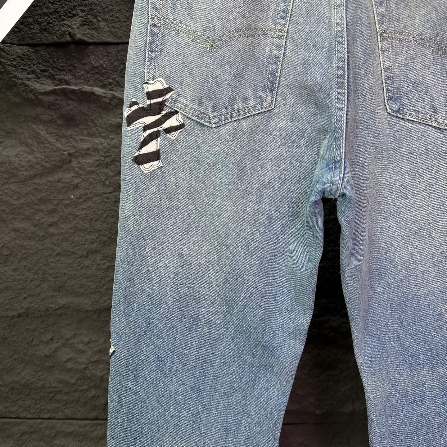 P290 GALLERY DEPT. & Croixin co-branded 2025 new retro zebra print black large cross leather couple's bootcut jeans 🔥High version🔥High version🔥 Top ceiling quality Styles with different wash textures, very friendly to people with thin legs and thick legs, the bootcut version is very flattering leg shape Timeless moderate length, easy to match with casual, basic styling for various styles, a must-have in the wardrobe! The fabric is stiff but also makes the upper body soft without losing texture. The washing process is even more perfect. It is a must-have item for everyone! ! ! Washed wheat, hang tag, pants label, three complete labels, color: blue, size: 28, 30, 32, 34, 36 (five sizes)